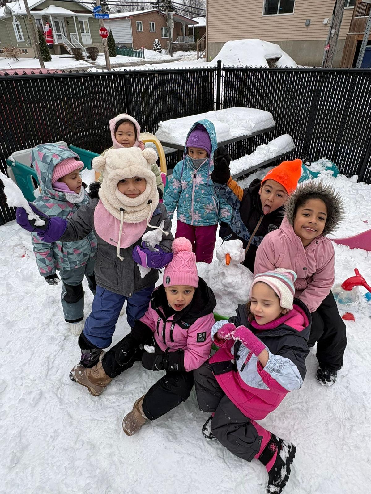 Jeux d'hiver et bonhomme de neige dans la cour