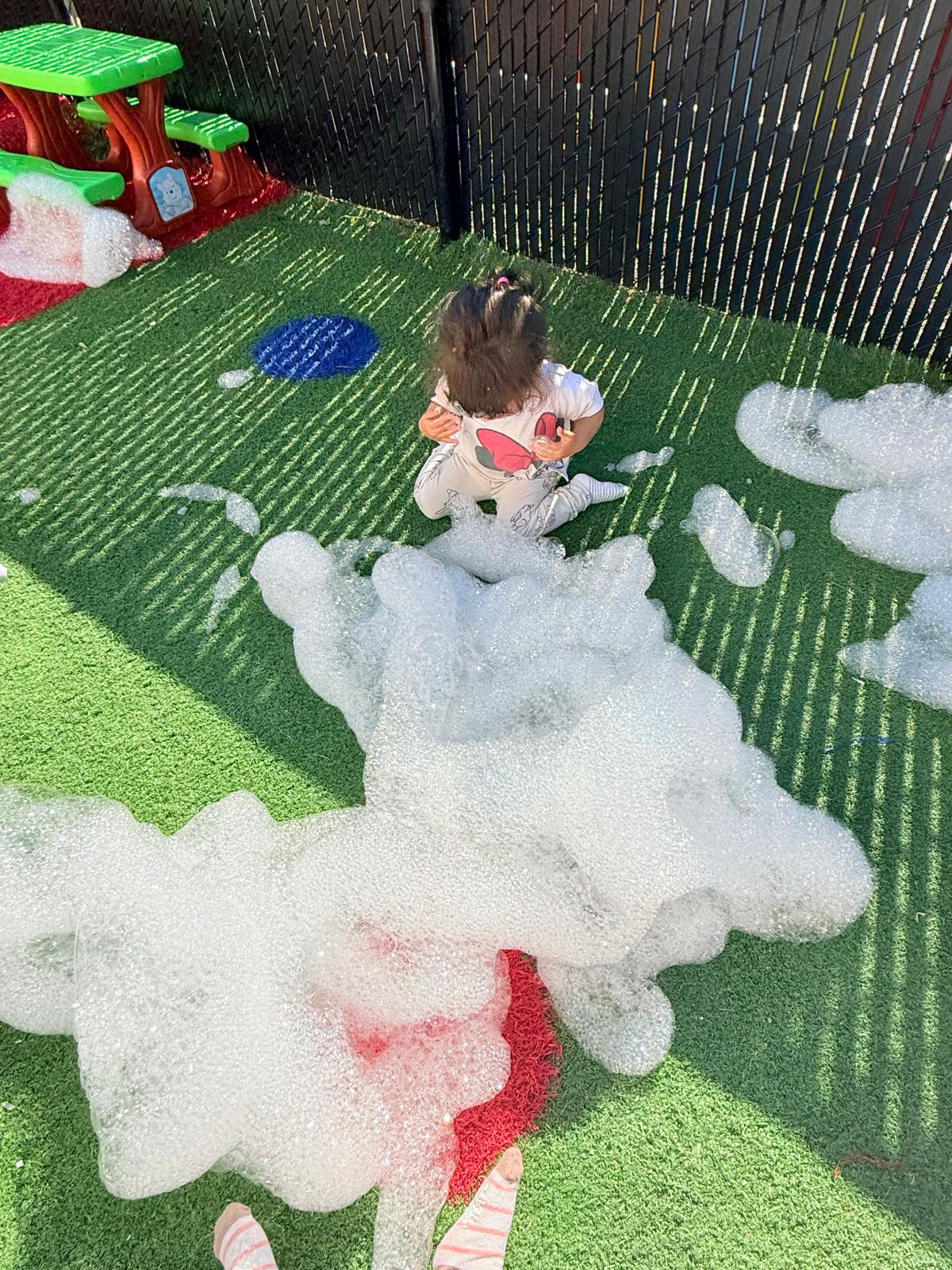Jeux sensoriels et découverte des bulles et de la mousse