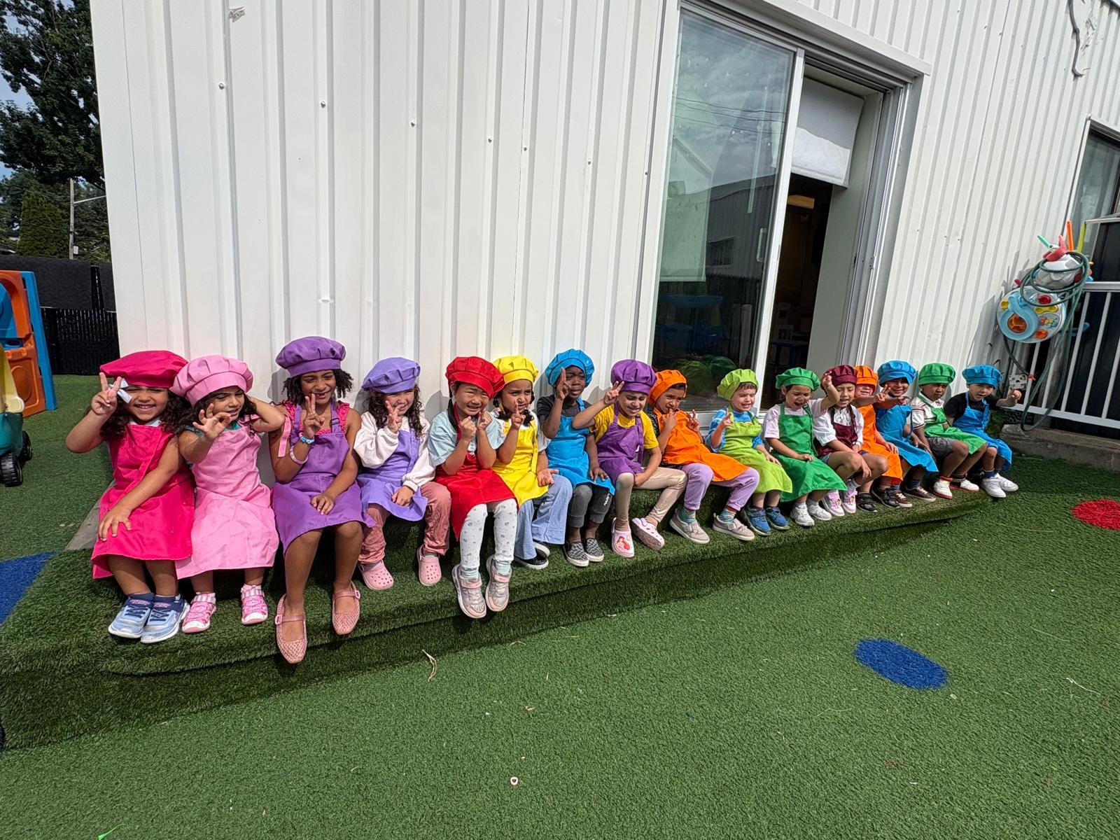 Petits chefs en herbe — Tabliers et toques colorés dans la cour