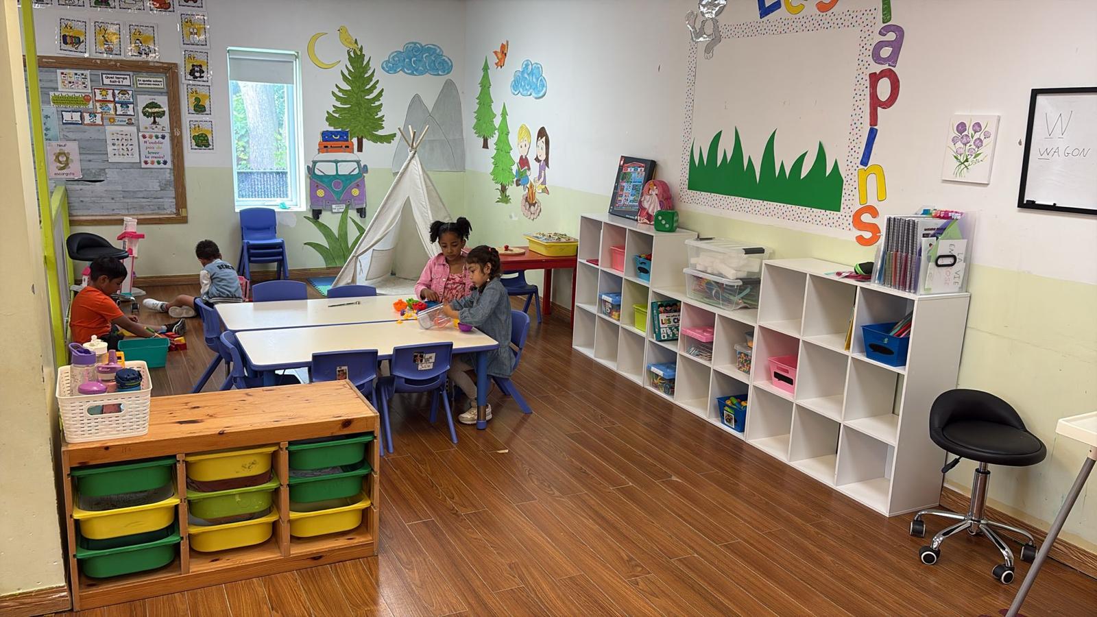 Salle d'apprentissage spacieuse, coin tipi et activités calmes
