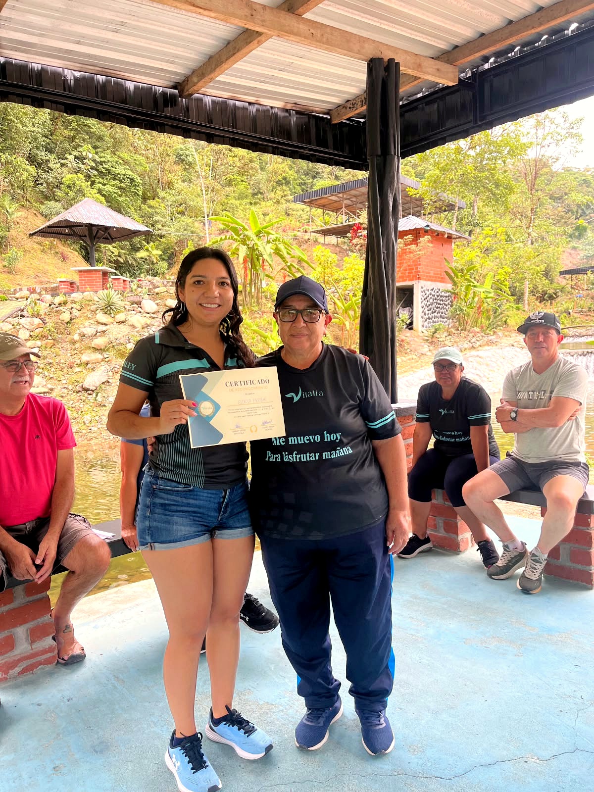 Entrega de certificado de reconocimiento al aire libre en Vitalia Club