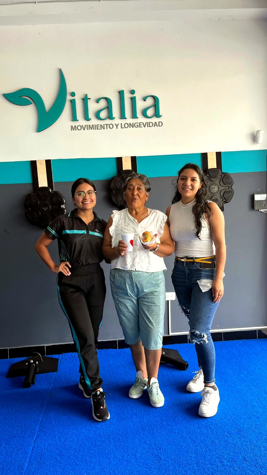 Miembros y entrenadora compartiendo en Vitalia Club Movimiento y Longevidad