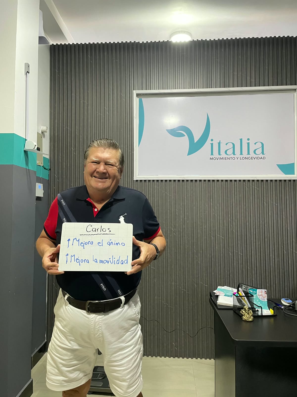Carlos compartiendo sus avances en movilidad y ánimo en Vitalia Club