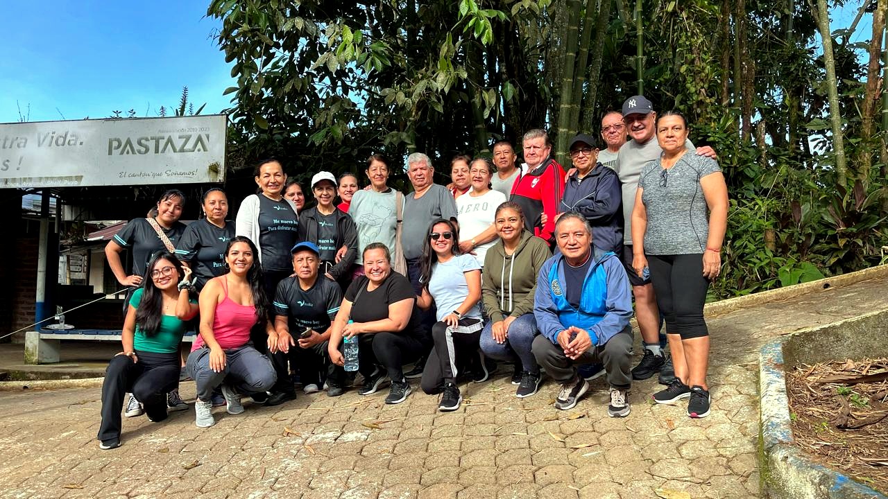 Grupo de miembros de Vitalia Club en caminata y salida de integración