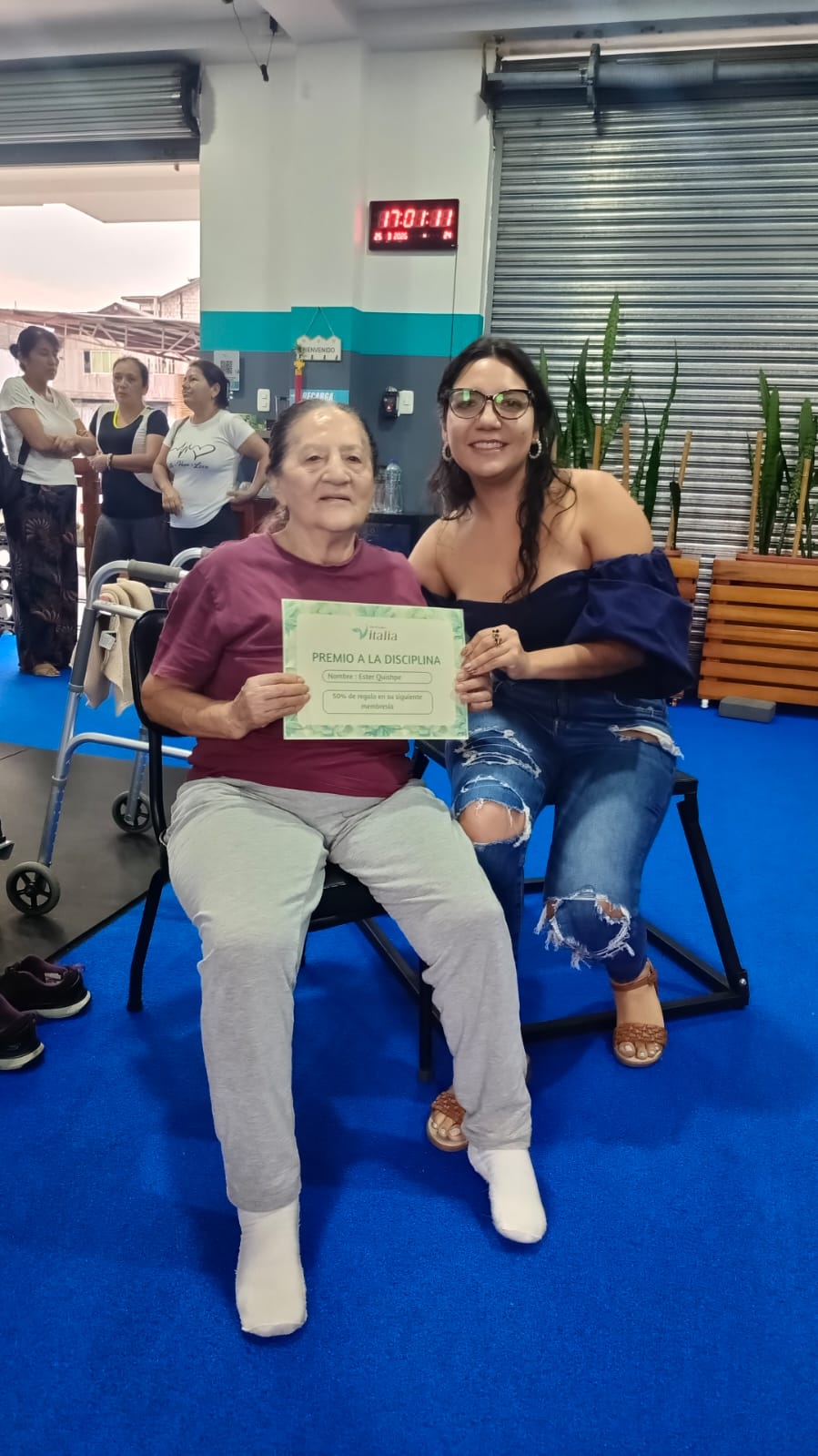 Miembro recibiendo reconocimiento en Vitalia Club