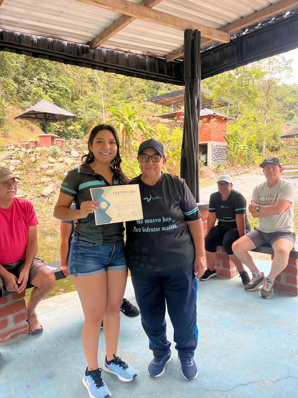 Entrega de certificado de reconocimiento a miembro de Vitalia Club