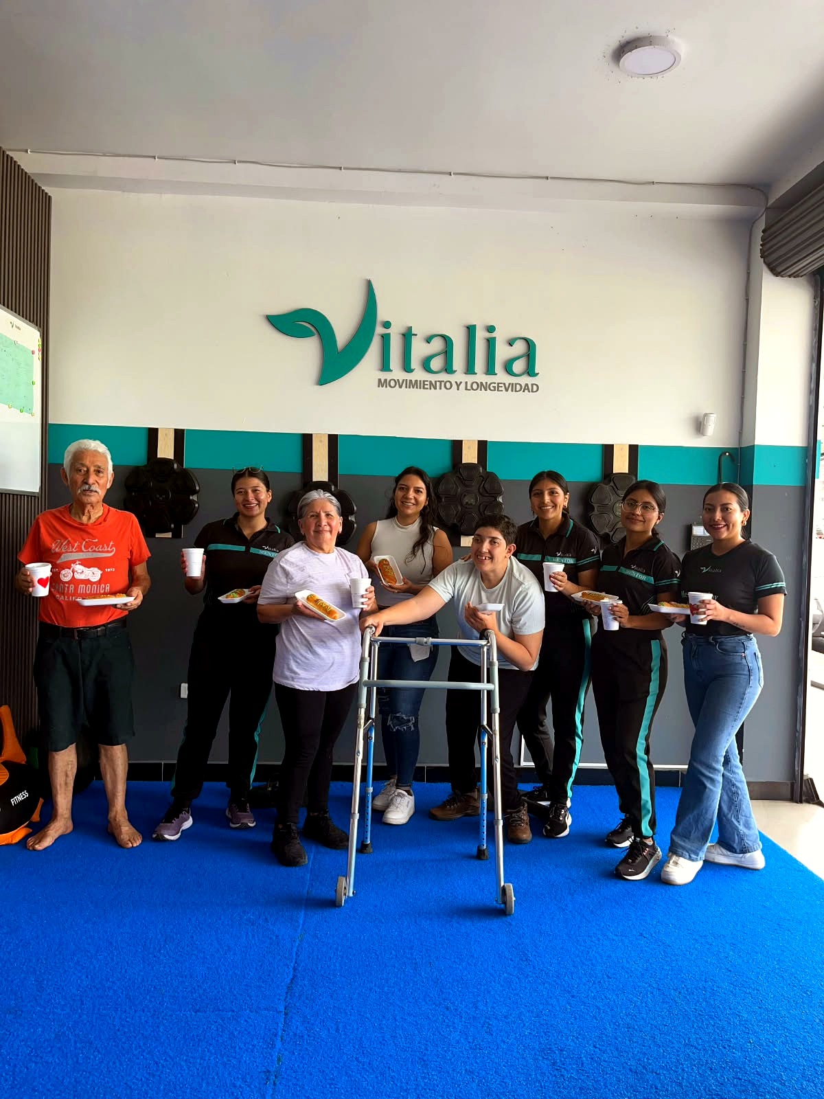 Miembros de Vitalia Club compartiendo refrigerio saludable