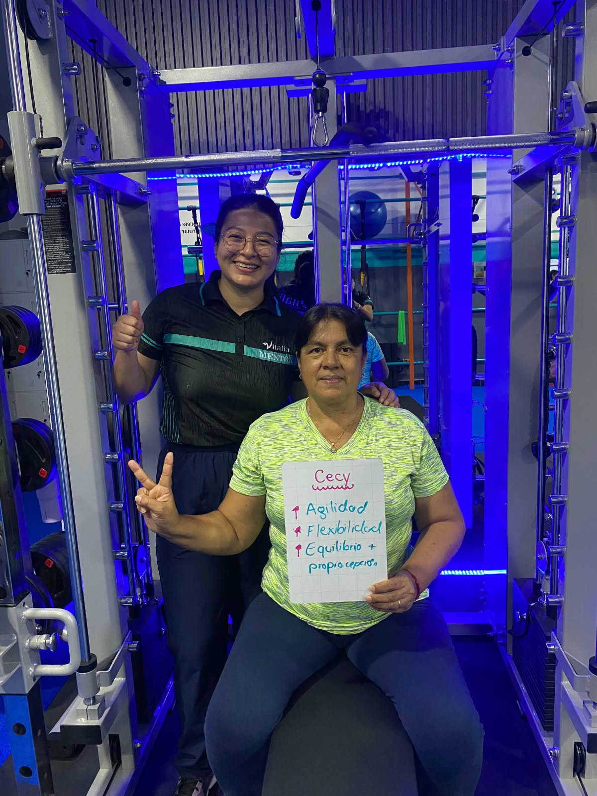 Cecy celebrando sus avances en agilidad, flexibilidad y equilibrio