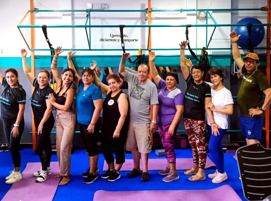 Grupo de miembros activos y sonrientes en su clase de movimiento en Vitalia Club