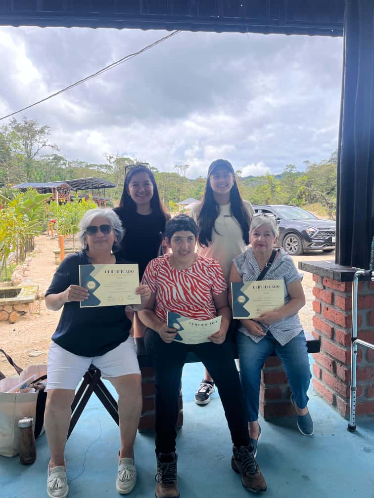Grupo de miembros compartiendo sus certificados en Vitalia Club