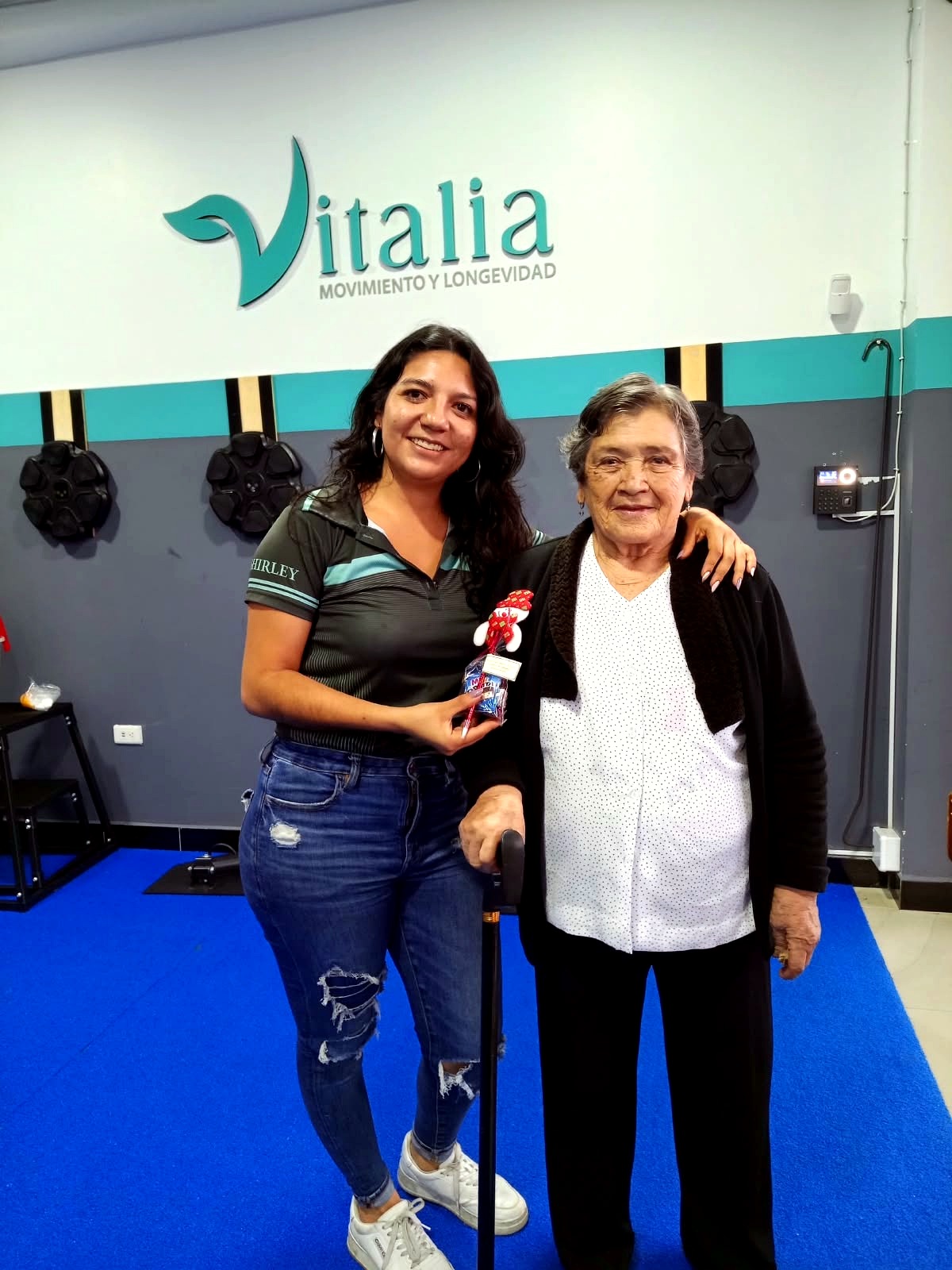 Entrega de detalle y reconocimiento a miembro en Vitalia Club