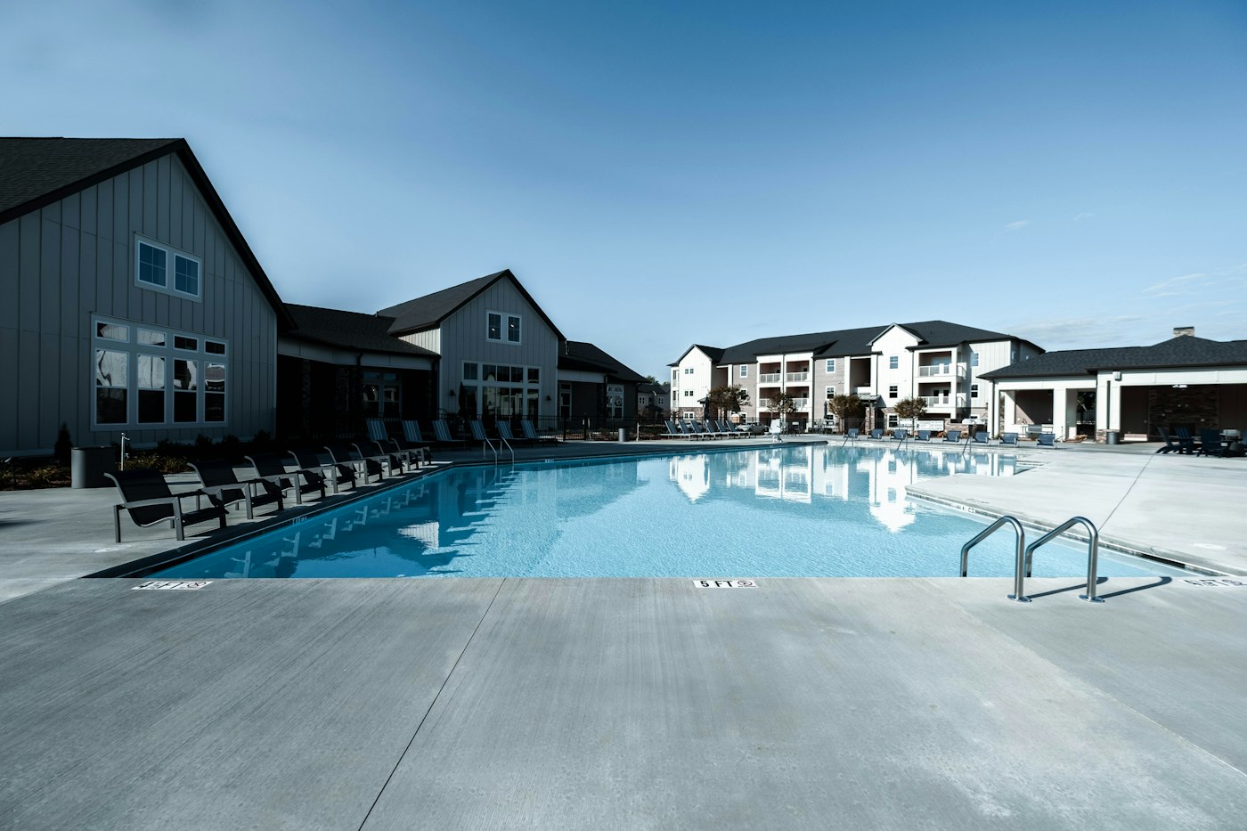 Custom swimming pool builders
