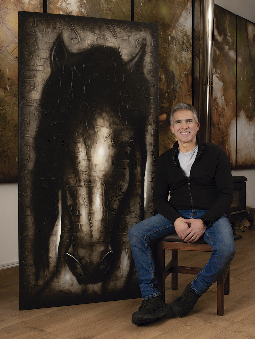 Pedro León, Artista Plástico y Visual, en su estudio junto a obra de gran escala