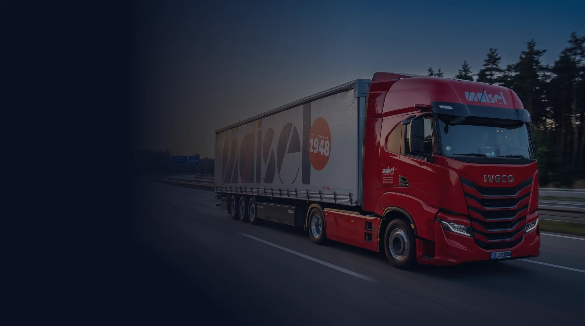 Roter Maisel-Sattelzug auf der Autobahn