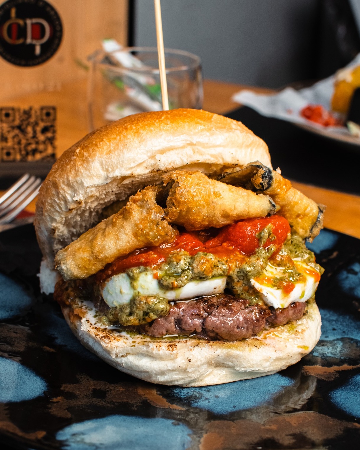 Panino con burger di carne cotto alla brace e formaggio filante