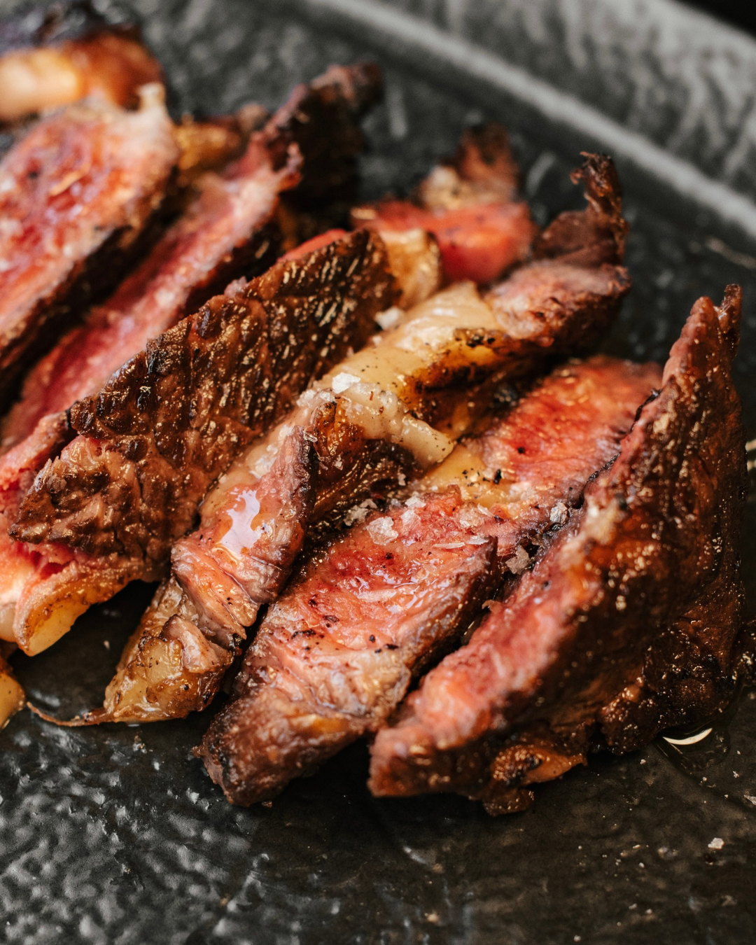 Tagliata di costata con crosta perfetta e fiocchi di sale