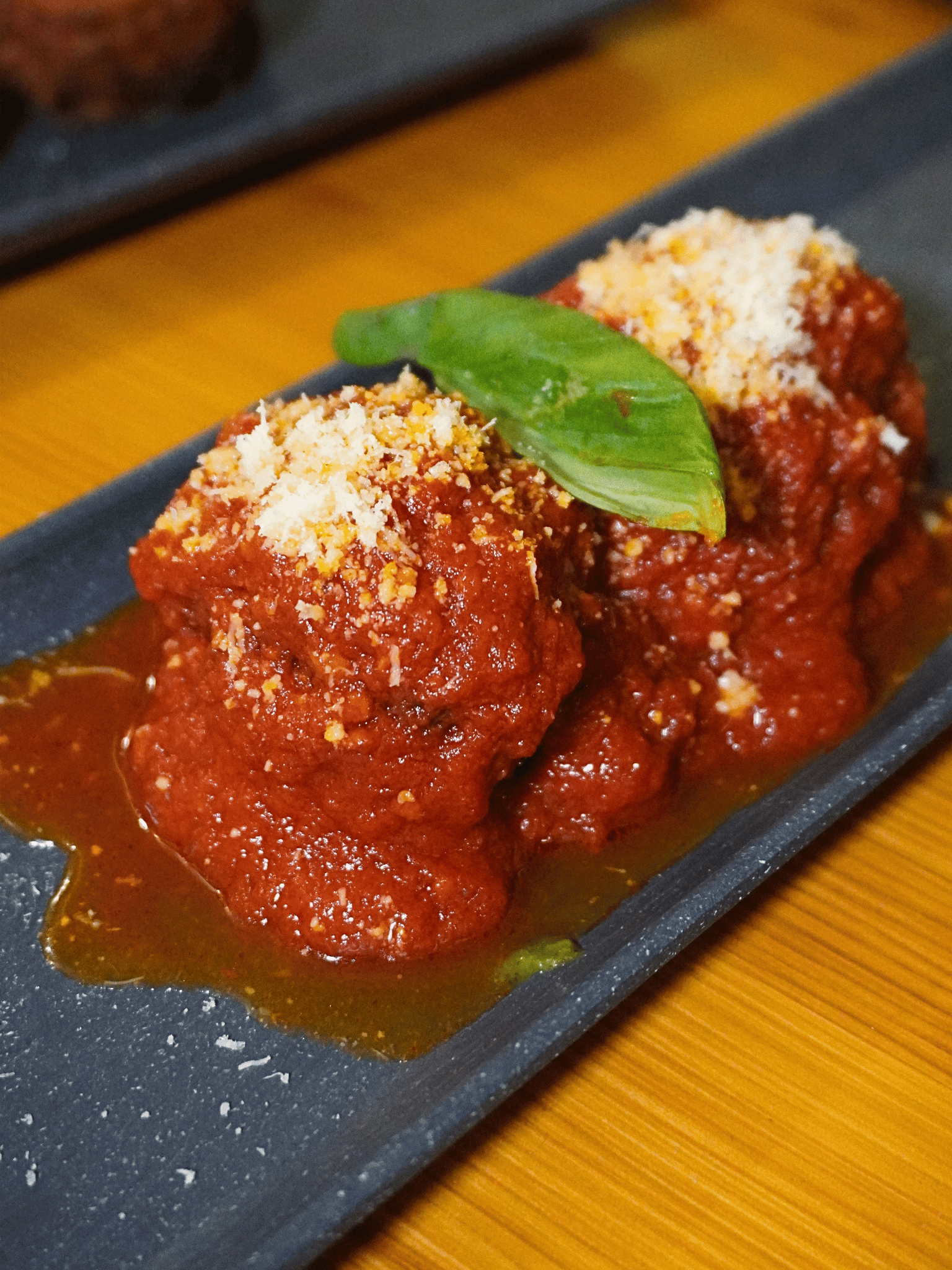 Polpette di carne al sugo con basilico e formaggio