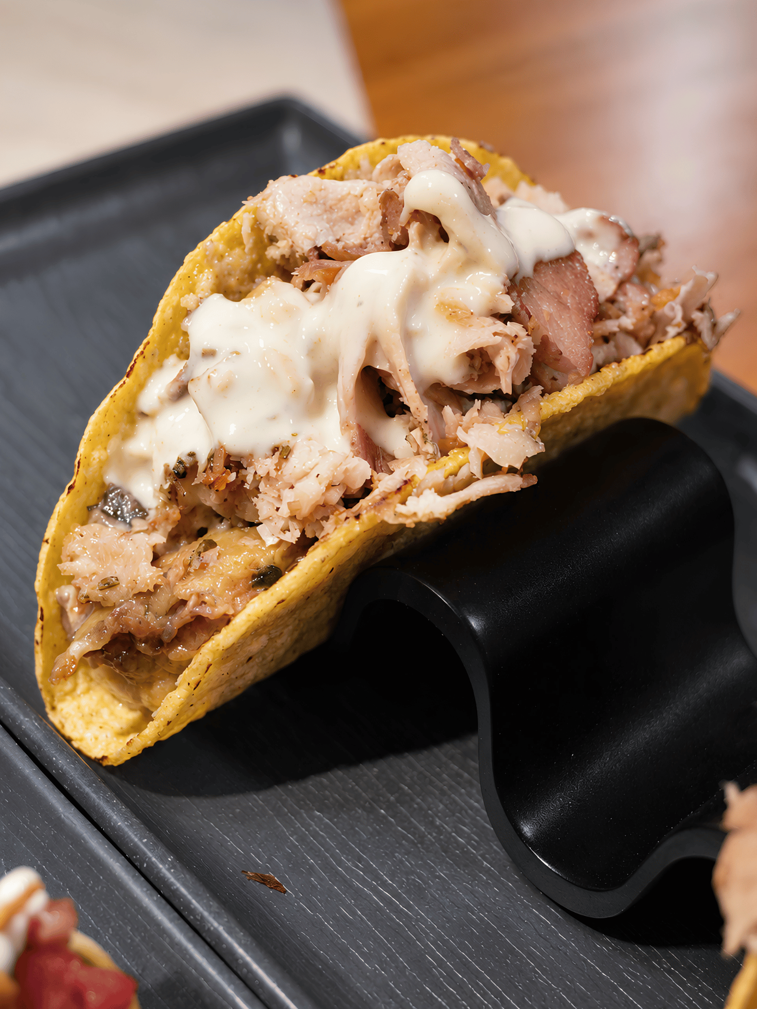 Tacos croccante farcito con carne sfilacciata e formaggio fuso