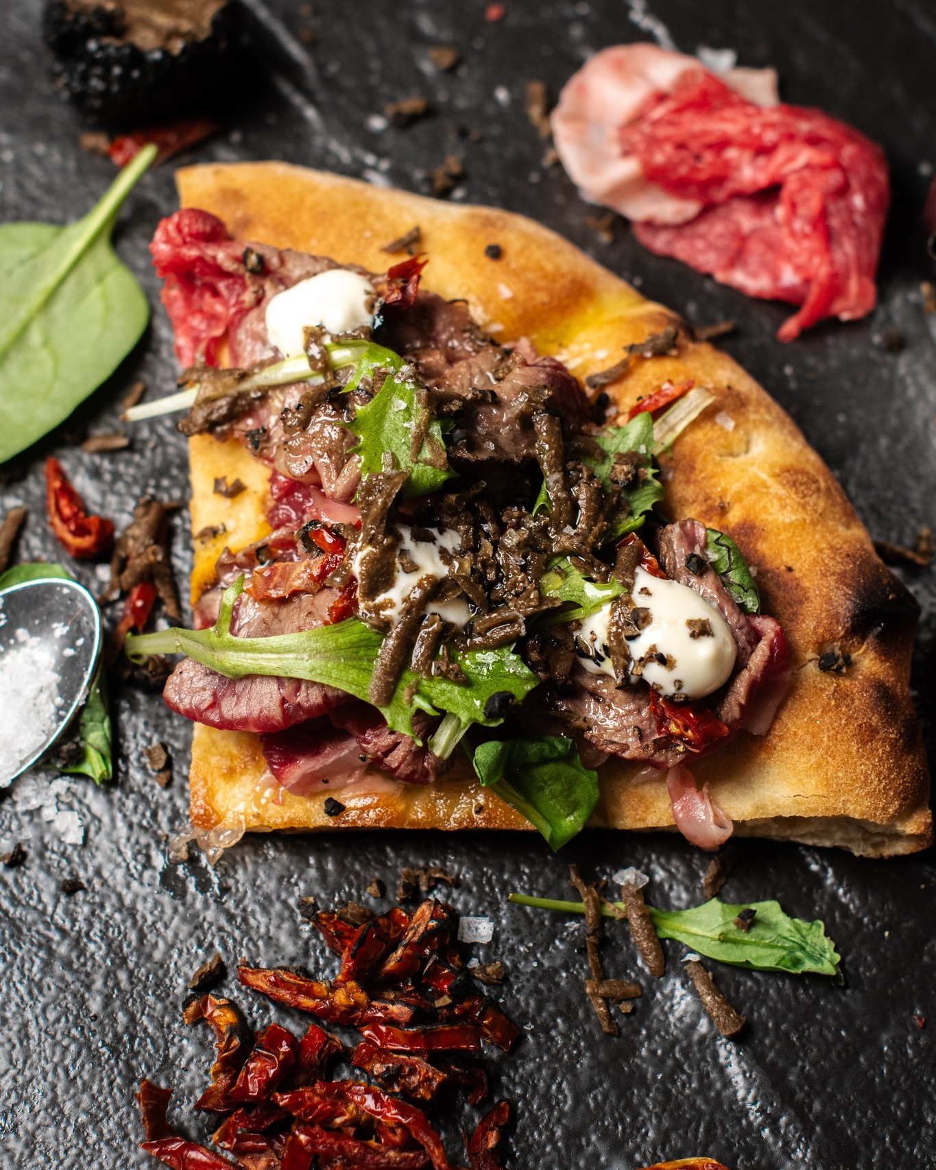 Spicchio di pizza nel rutiello con carpaccio di carne e tartufo