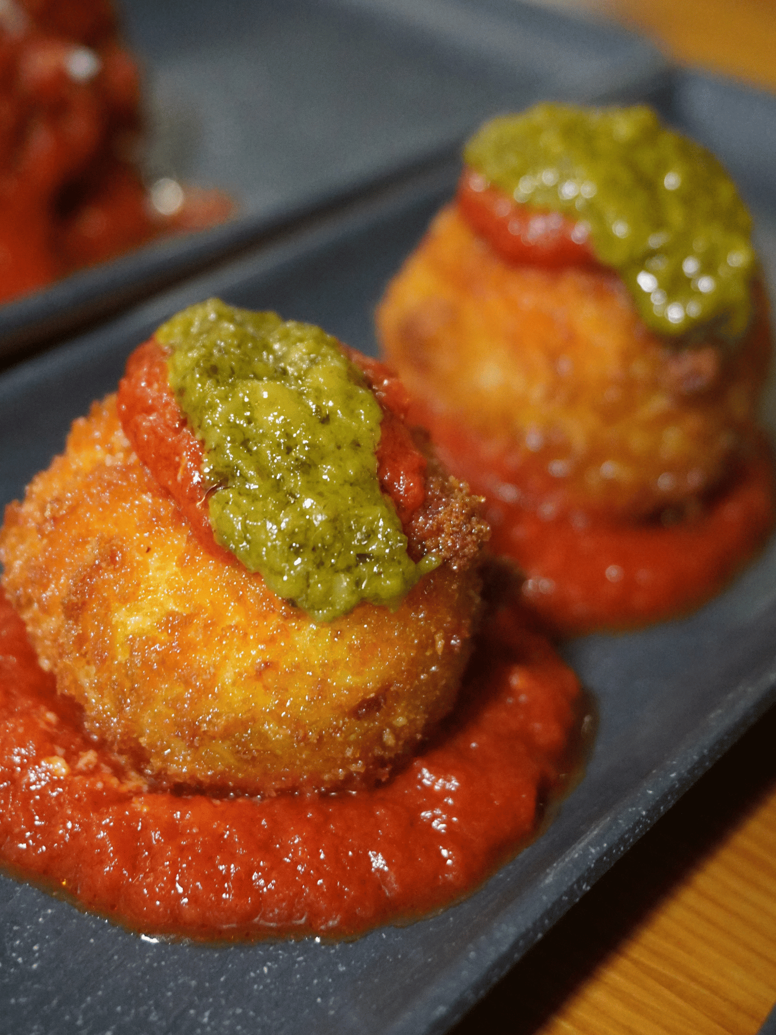 Polpette dorate croccanti con sugo e pesto
