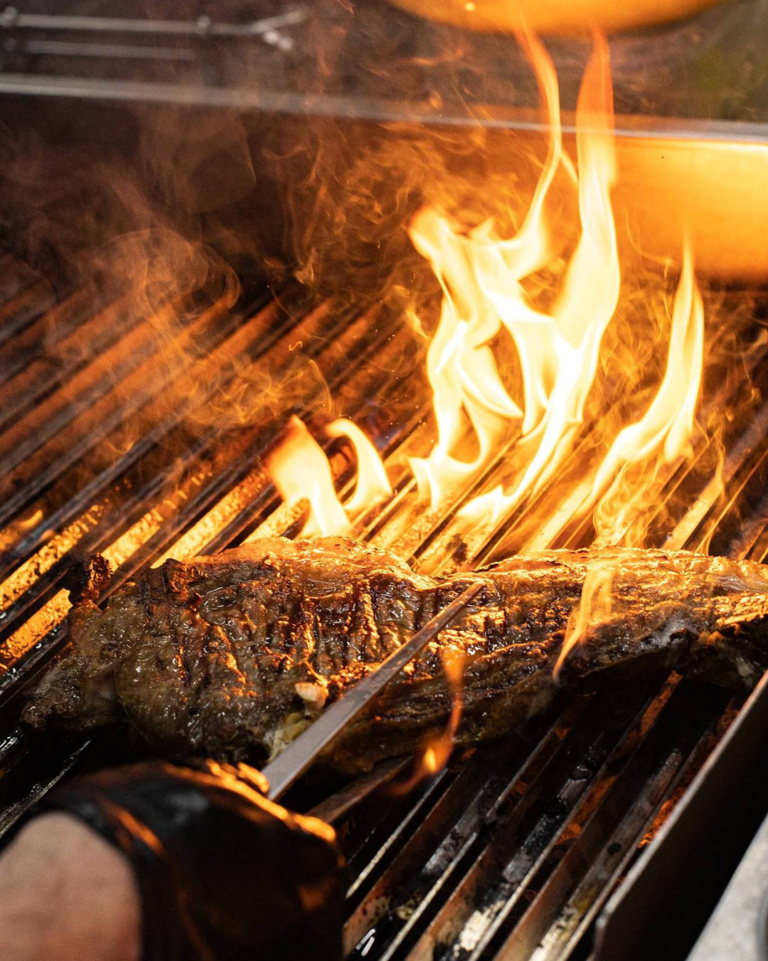 Carne cotta sulla brace con fiamme vive da Carne Diem