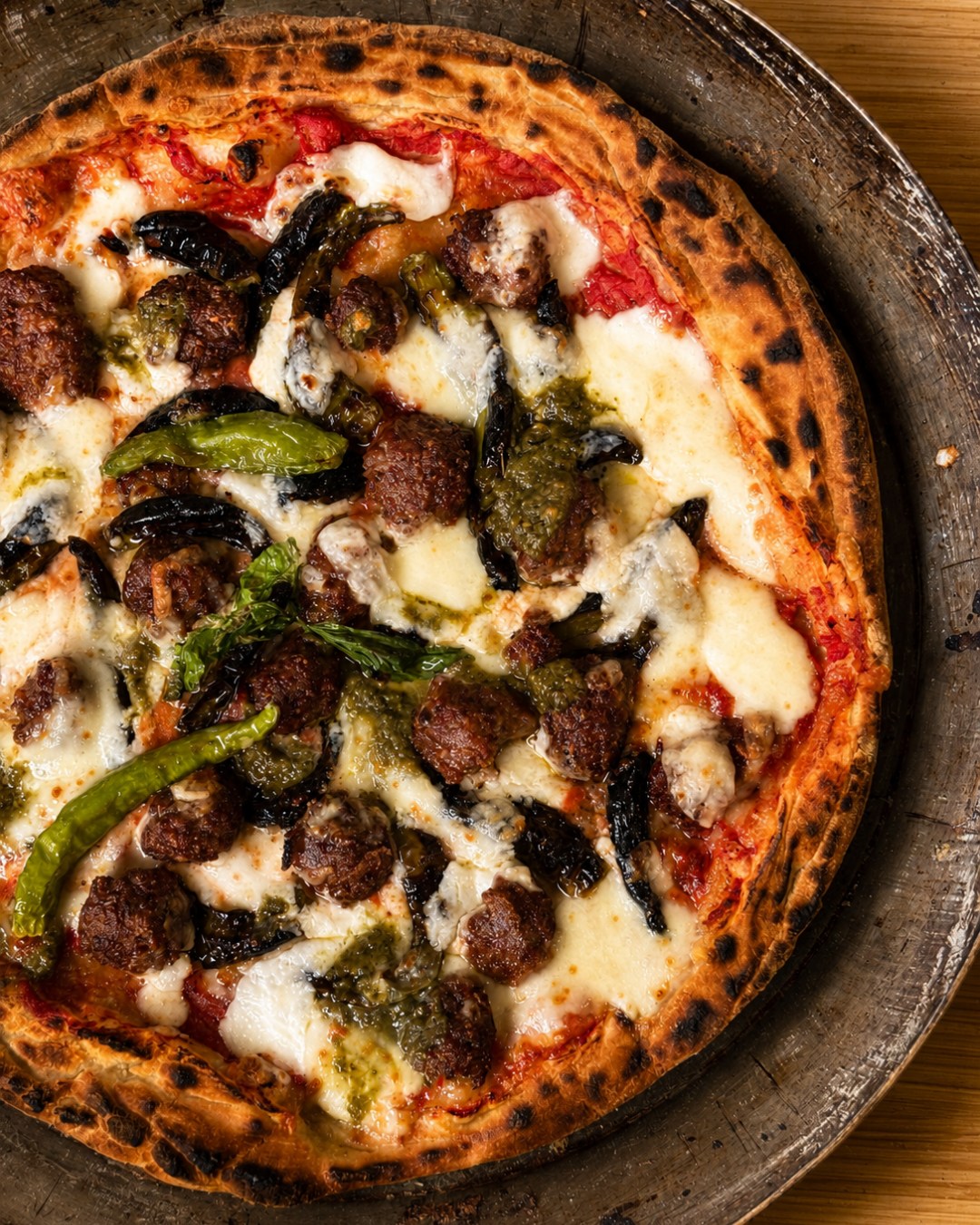 Pizza nel rutiello con polpettine di carne e crema di verdure