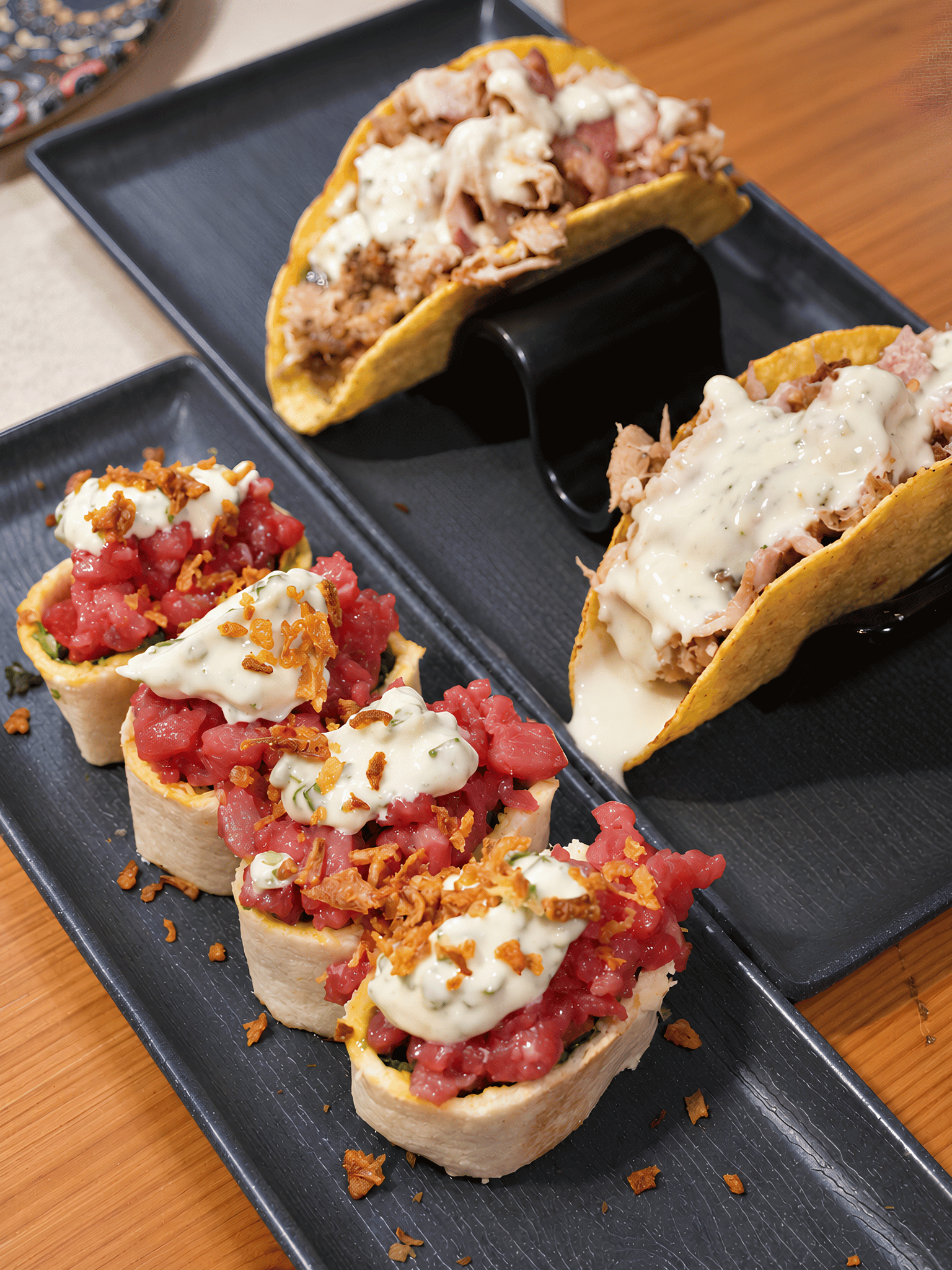Antipasto di benvenuto Carne Diem con roll di tartare e tacos di pulled meat
