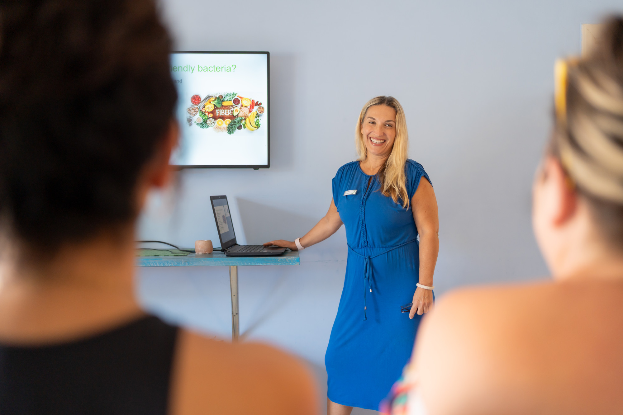 Educational nutrition and gut health seminar led by an Amchara wellness practitioner