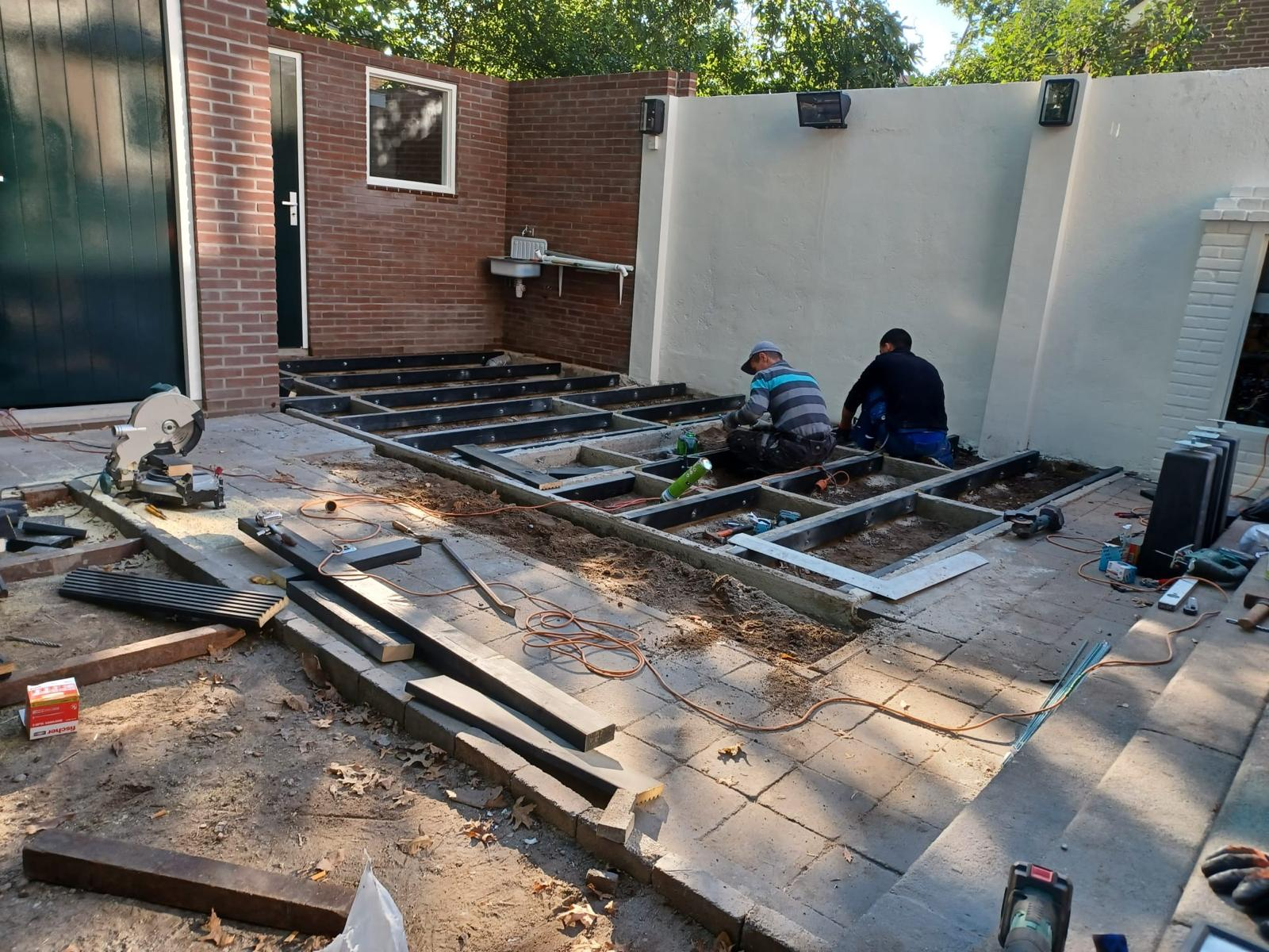 Verhoogde terrasconstructie tijdens de uitvoering in Arnhem Noord