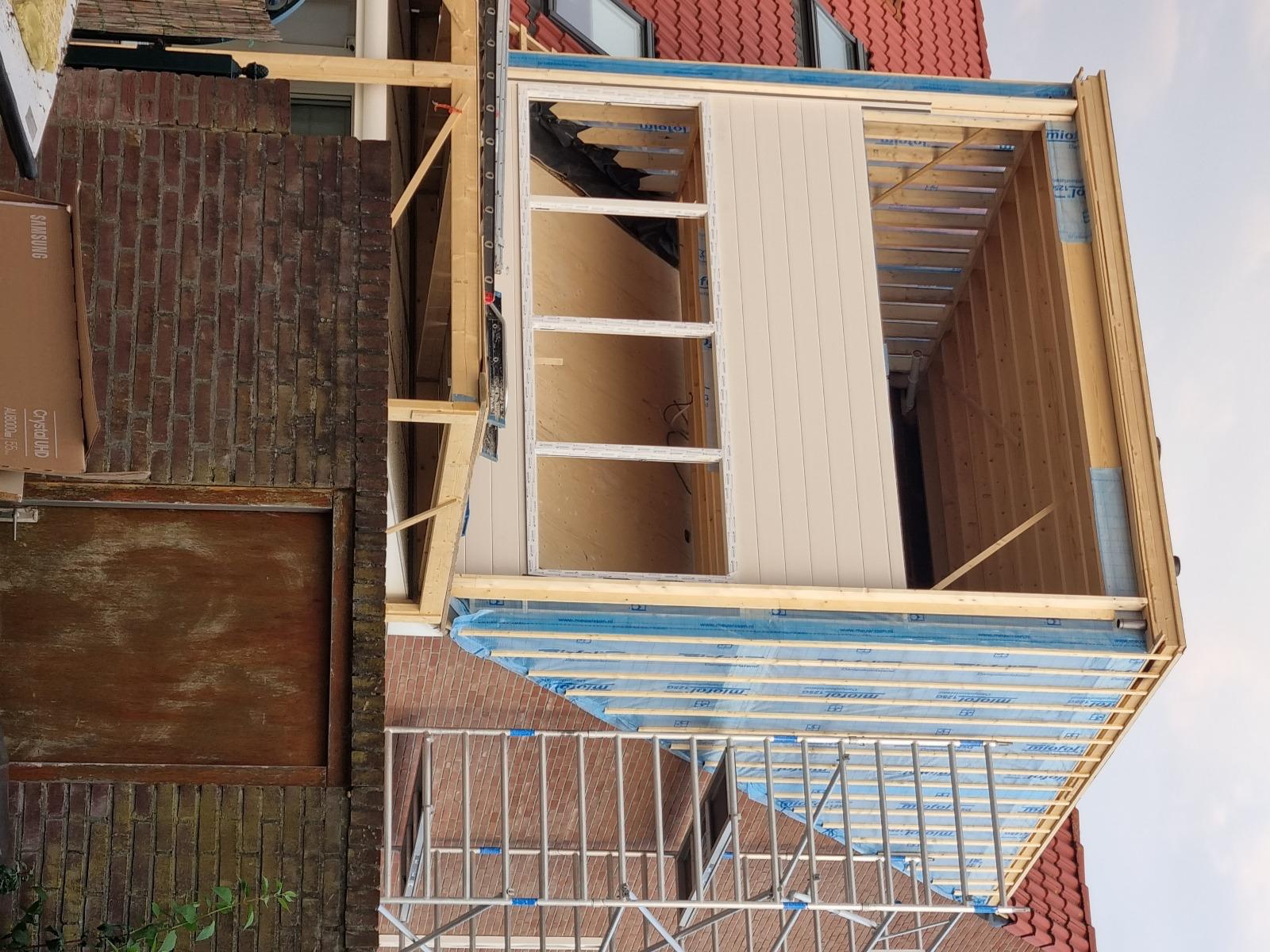 Nieuwe bouwlagen tijdens de kozijnplaatsing en gevelafwerking