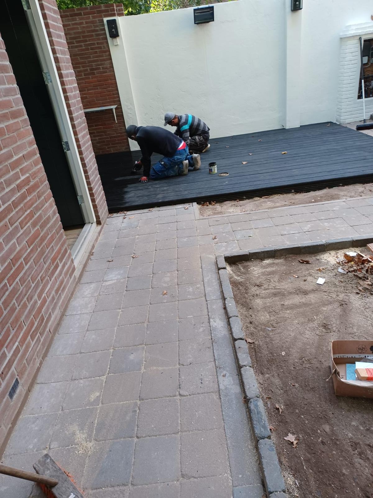 Hardhouten vlonders op het tweede terras tijdens montage