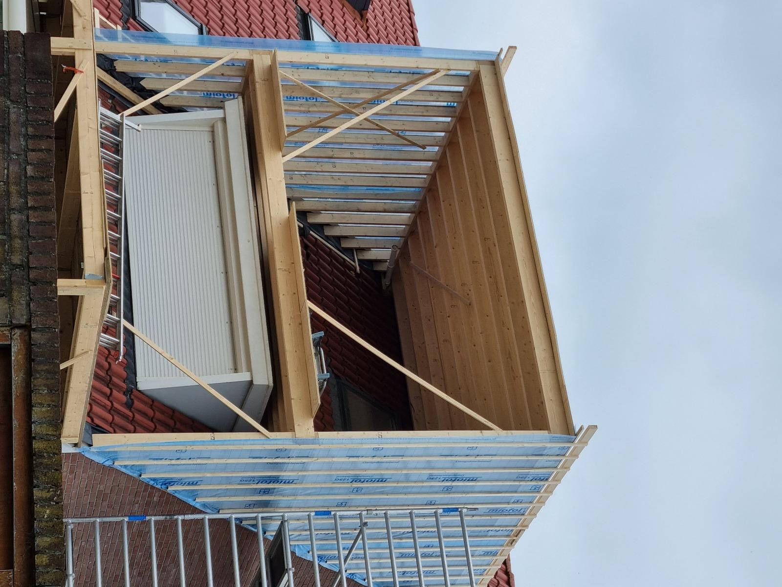 Maatwerk dakopbouw in Arnhem tijdens de houtconstructiefase