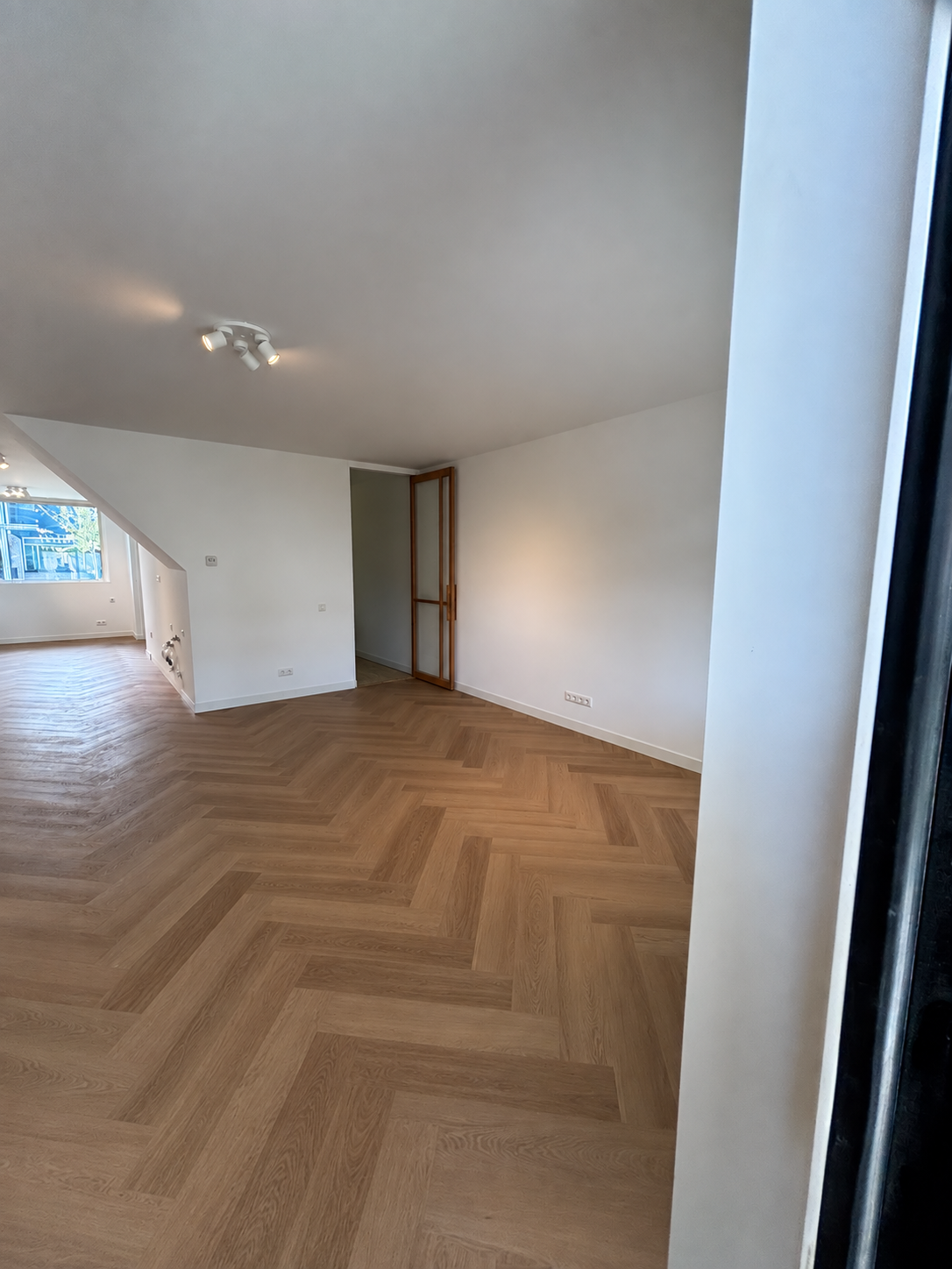 Afgewerkte woonkamer met taatsdeur in Westervoort