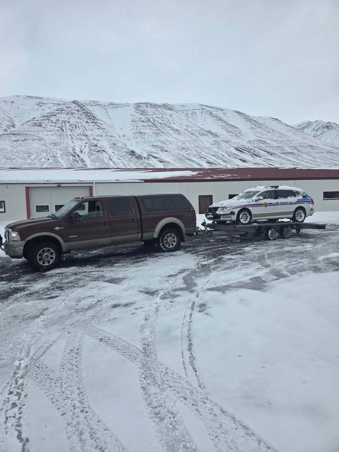 Road Rescue towing and recovering a vehicle in demanding conditions