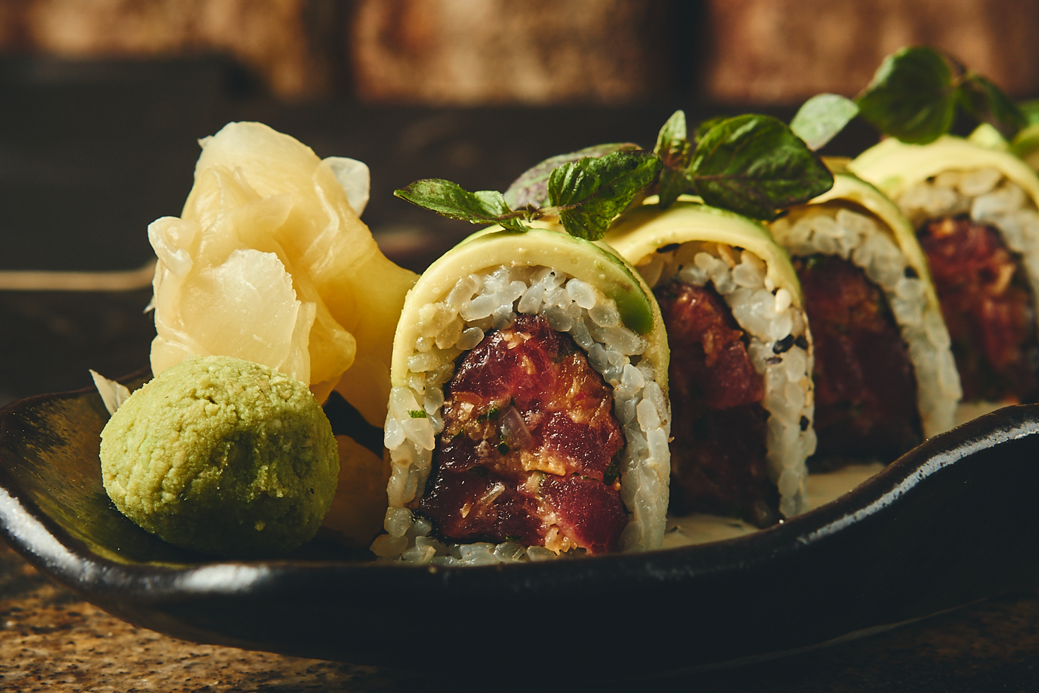 Selección de sushi premium sobre cerámica artesanal con wasabi y jengibre