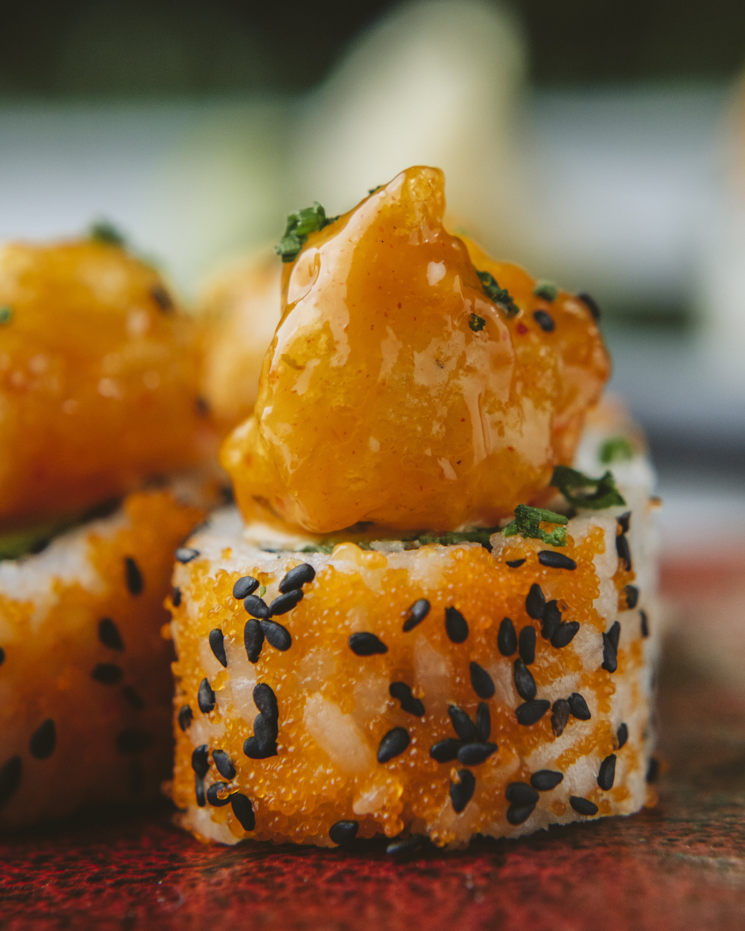 Fotografía gastronómica de alta definición — Roll de sushi con tobiko y salsa artesanal