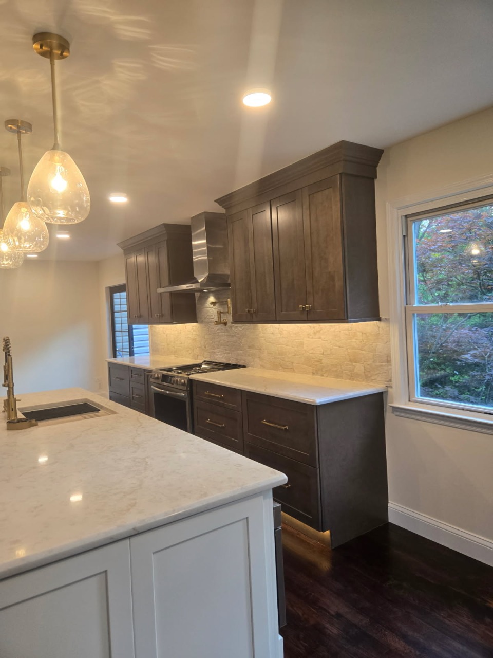 Chef's Kitchen with Quartz Island & Stone Backsplash