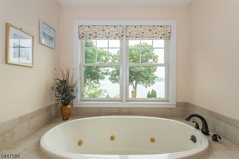 121 Maxim Dr, Hopatcong NJ — photo 10