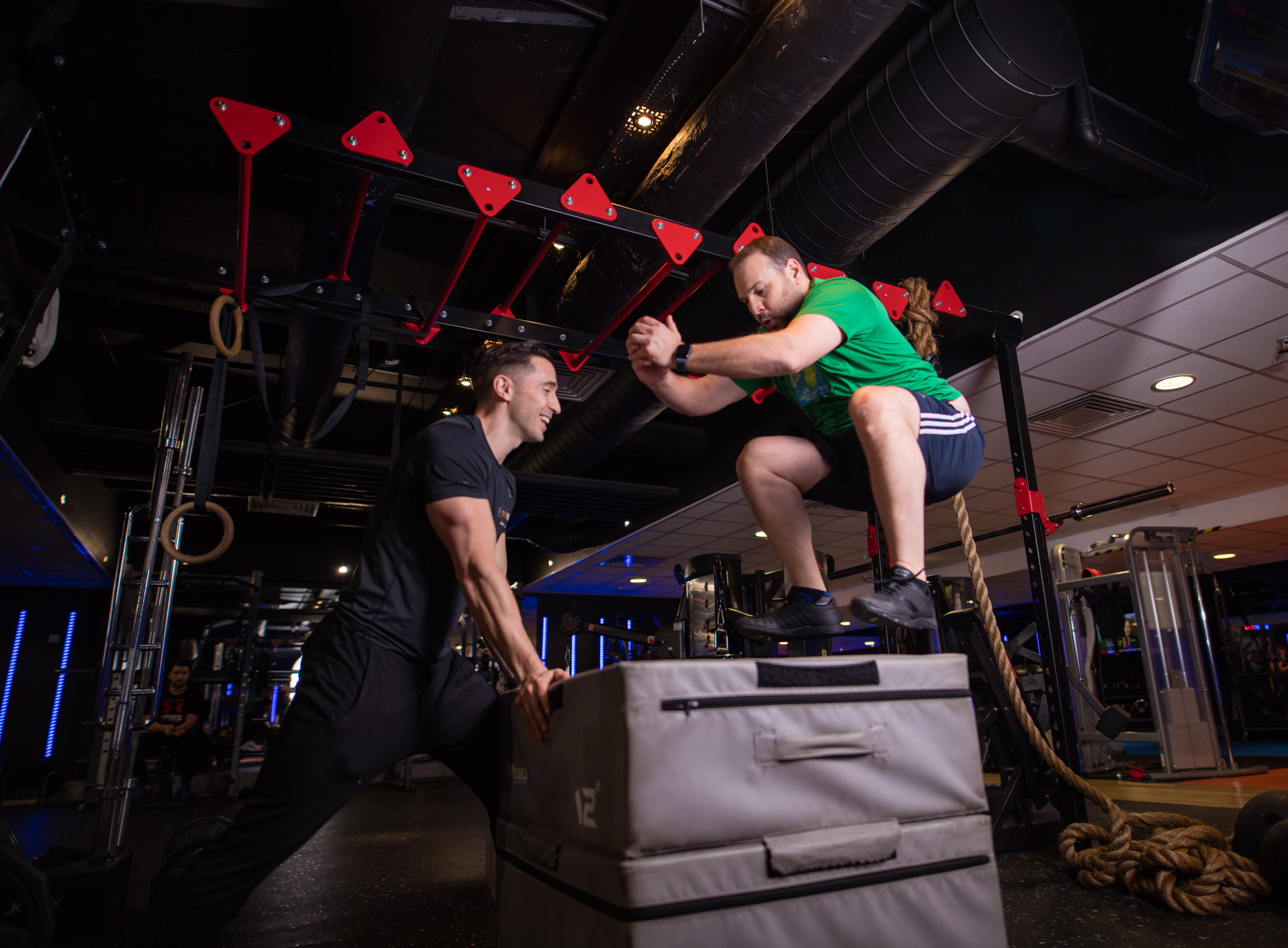 Fabio Bonanno coaching a client during a box jump