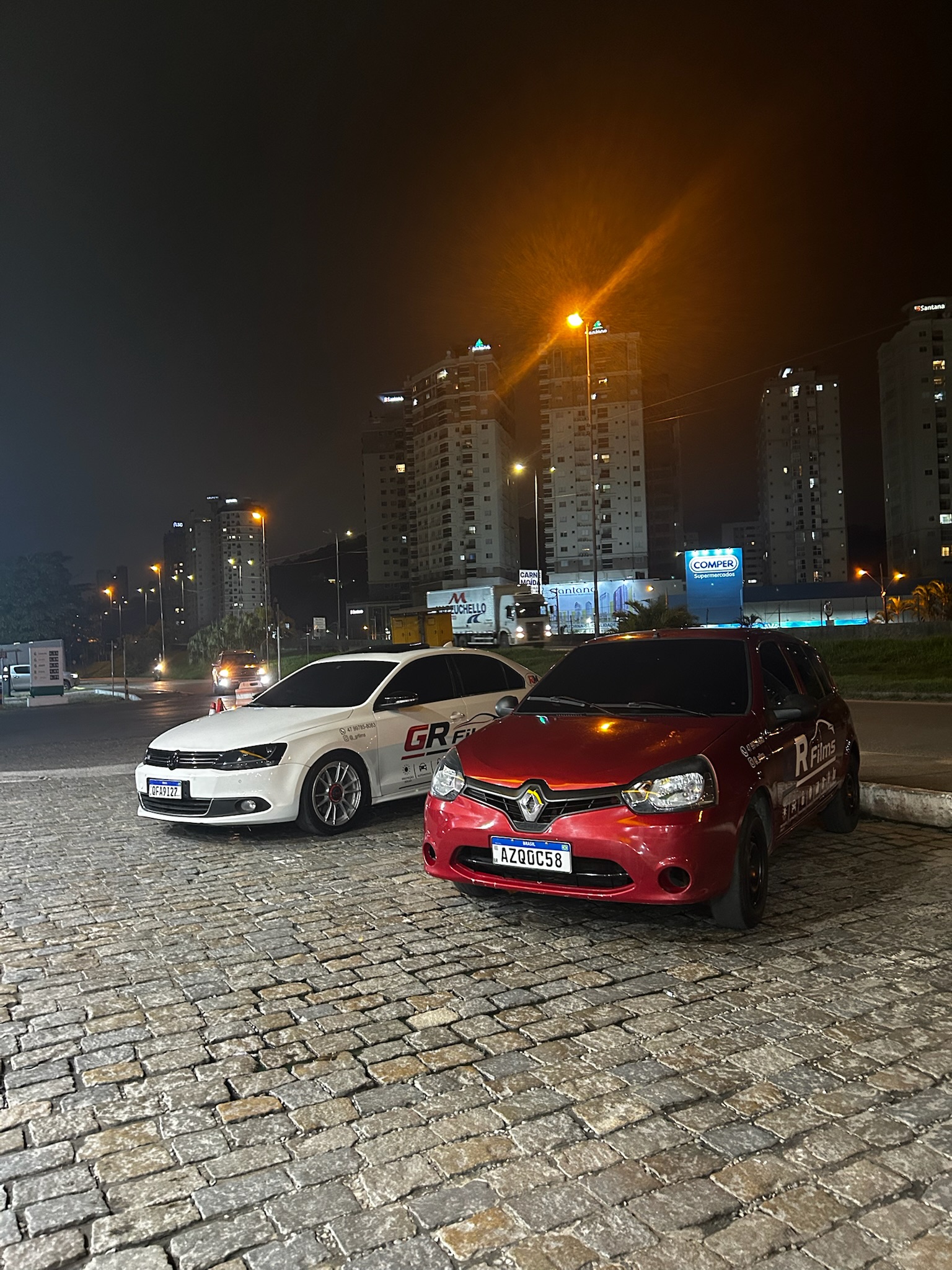 Veículos personalizados pela GR Films com película automotiva e adesivação esportiva