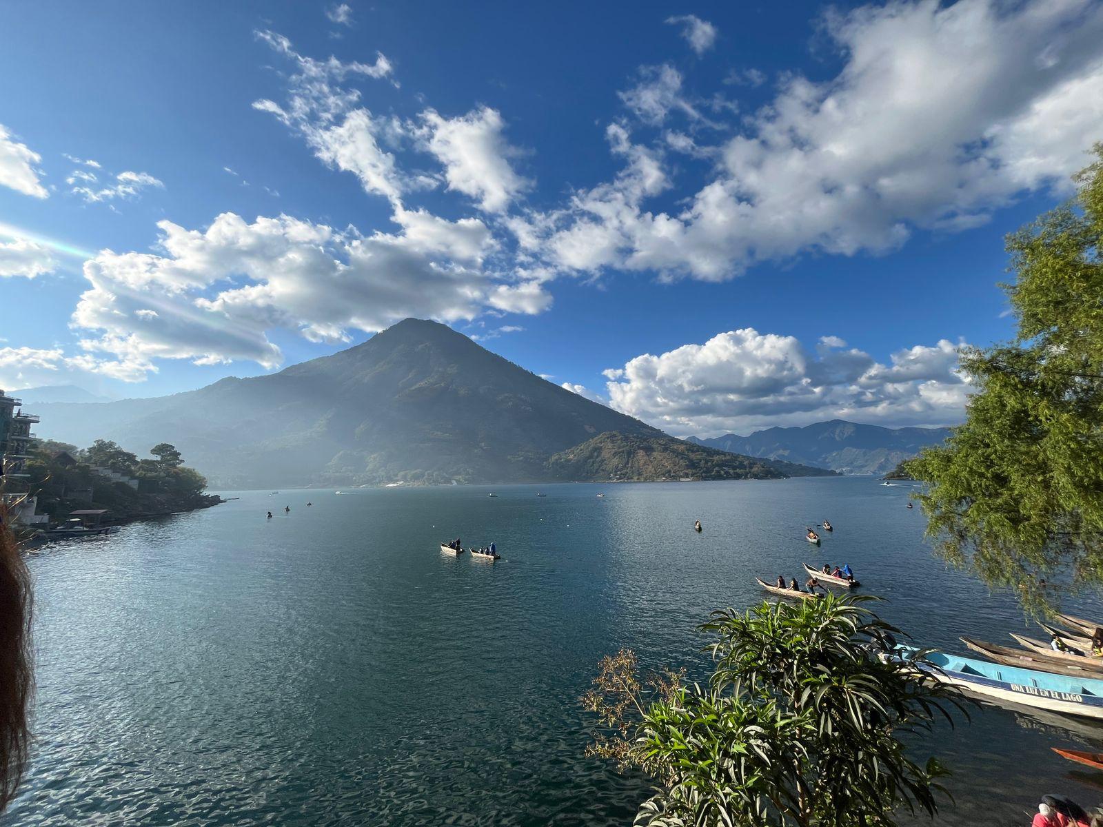 Lago Atitlán y paisaje en conexión con Palabra Miel — contáctanos y visítanos