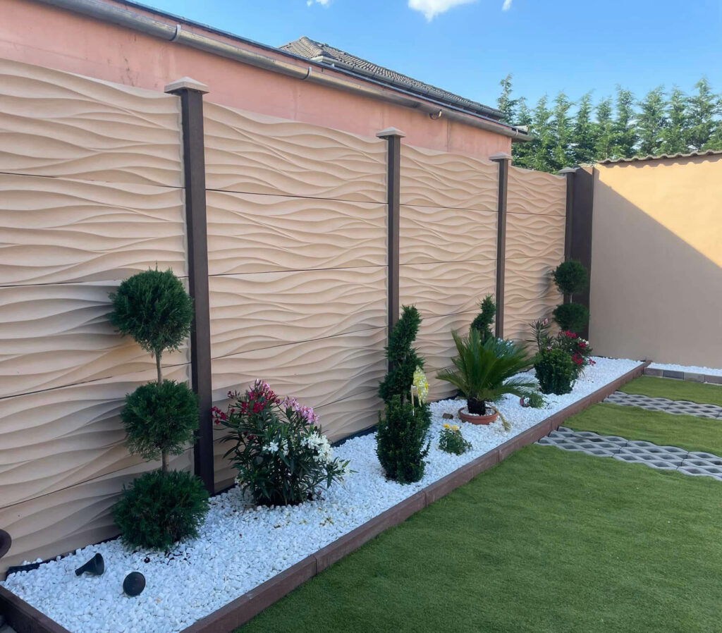 Modernes Einfamilienhaus mit anthrazitfarbenem Betonzaun und überdachter Terrasse