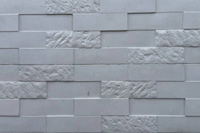 Detailansicht eines hochwertigen Betonzauns mit Steinoptik