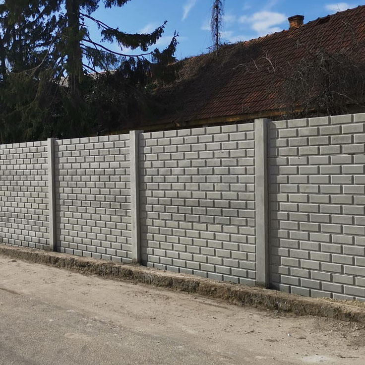 Aufbau einer Gartenüberdachung mit Holzbalken und anthrazitfarbener Konstruktion