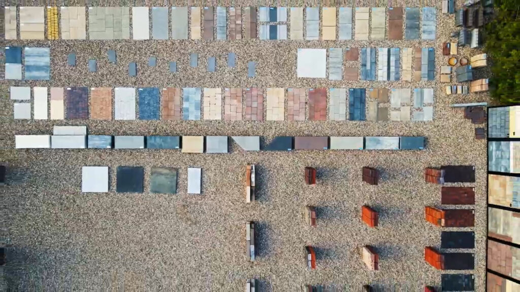 Montage einer modernen Terrassenüberdachung mit anthrazitfarbener Konstruktion