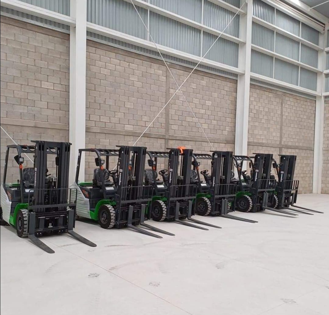 Fila de montacargas nuevos Lonking en bodega industrial