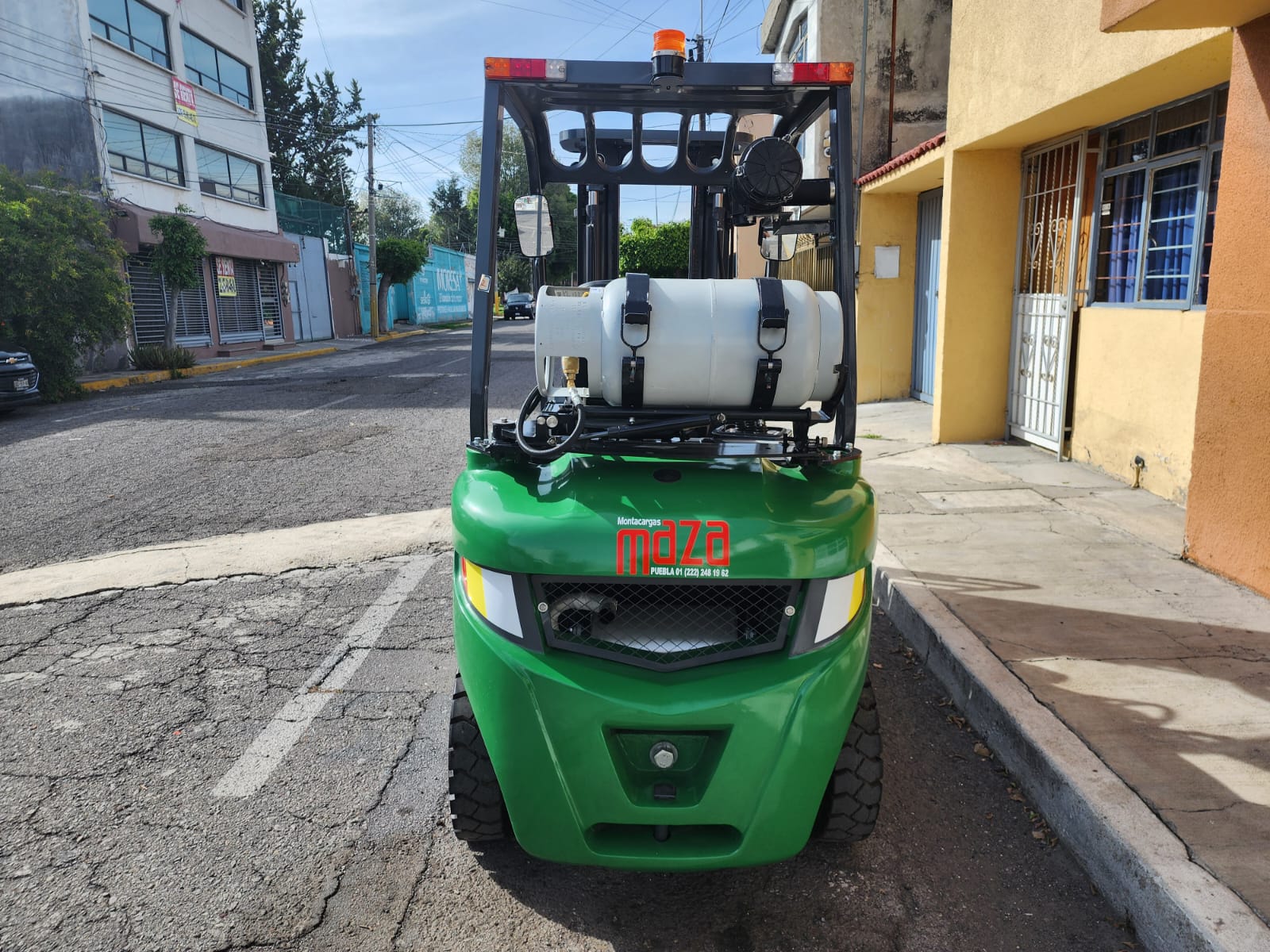 Montacargas Lonking detalle trasero con tanque y luces