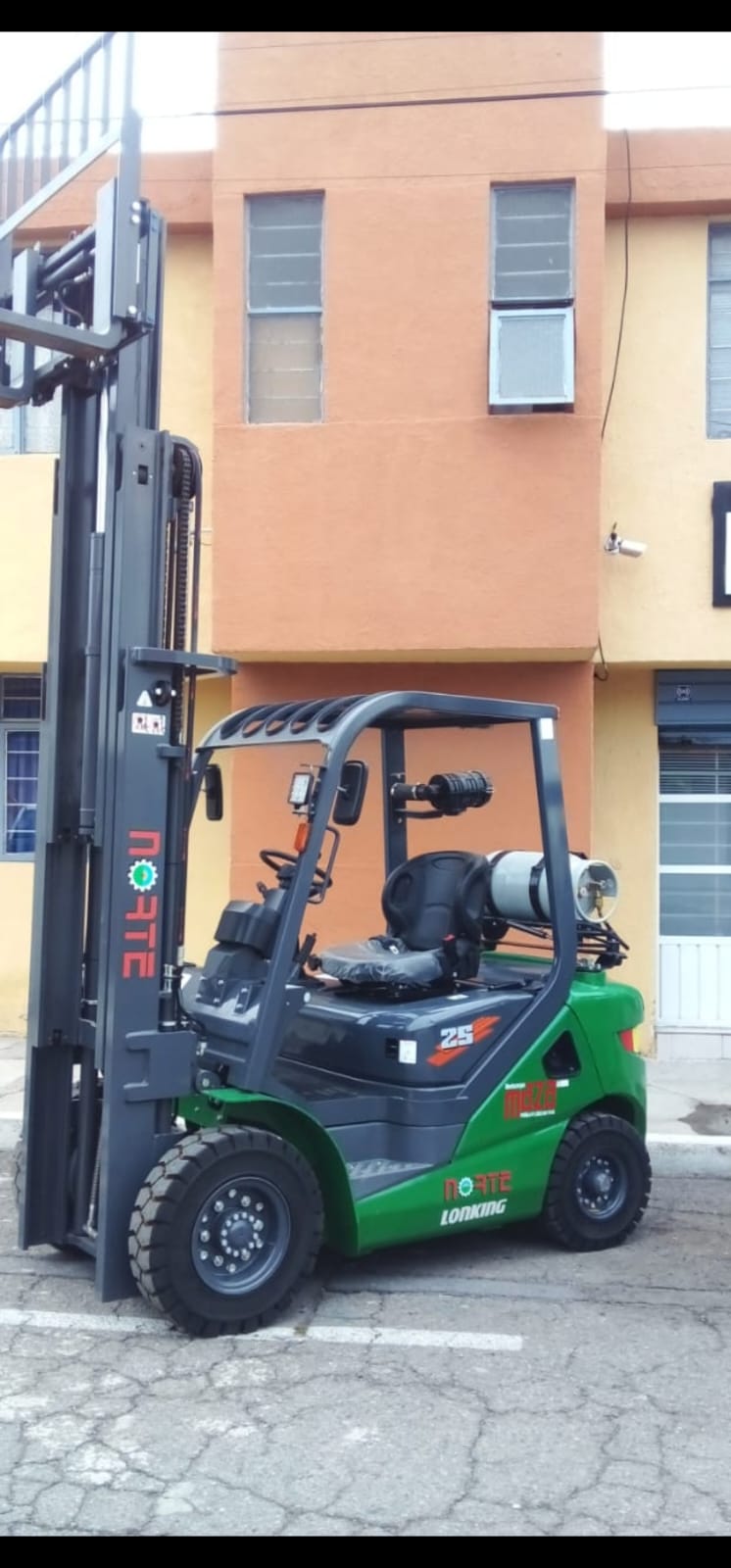 Montacargas Lonking 25 perfil lateral con mástil y equipo