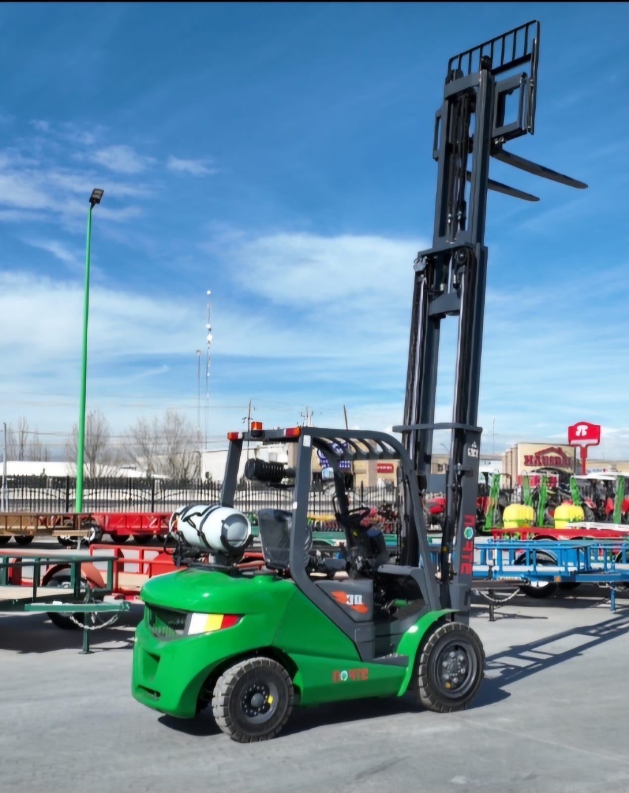 Montacargas Lonking 30 con mástil elevado de gran altura