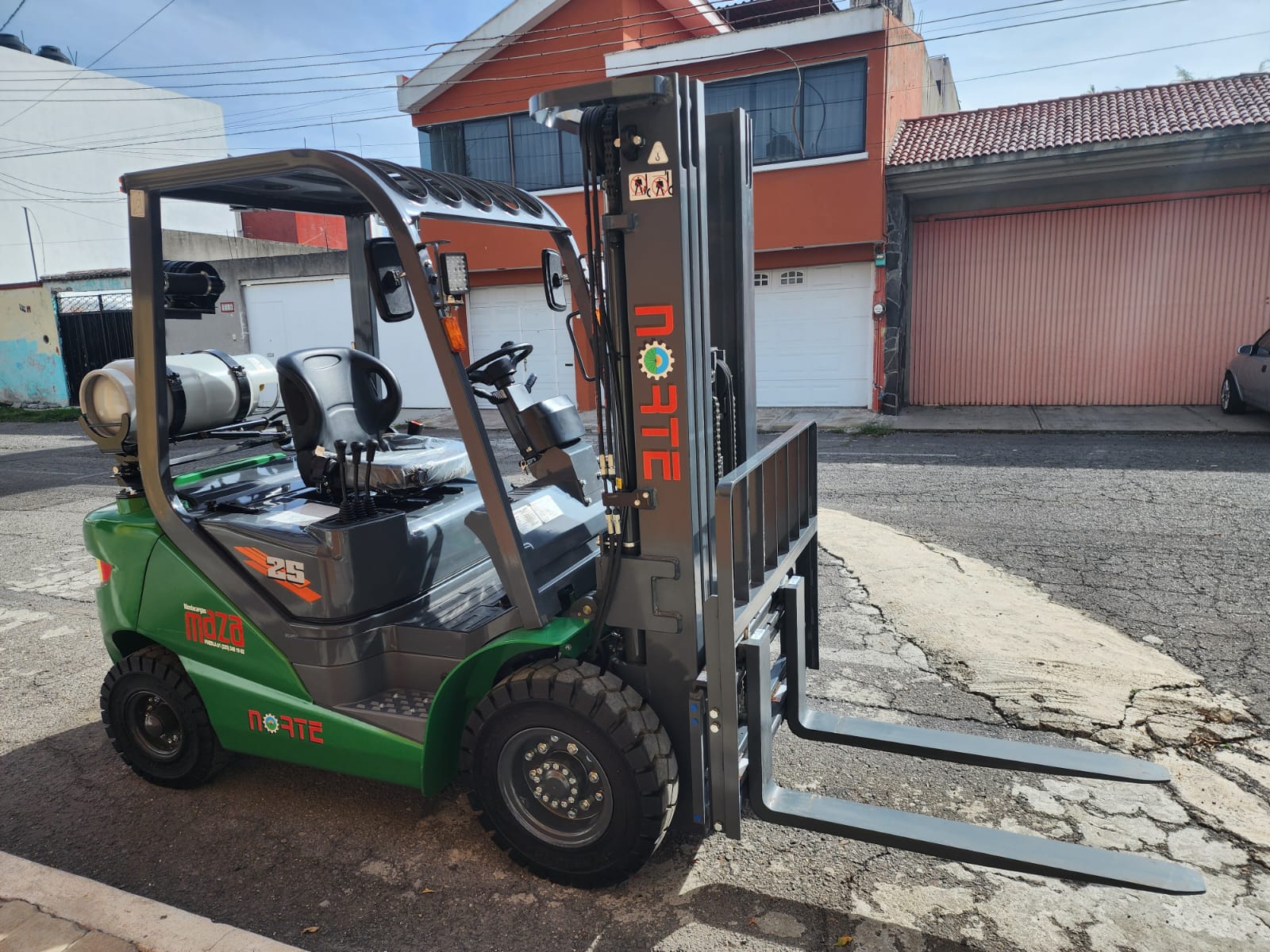 Montacargas Lonking 25 en exterior listo para entrega